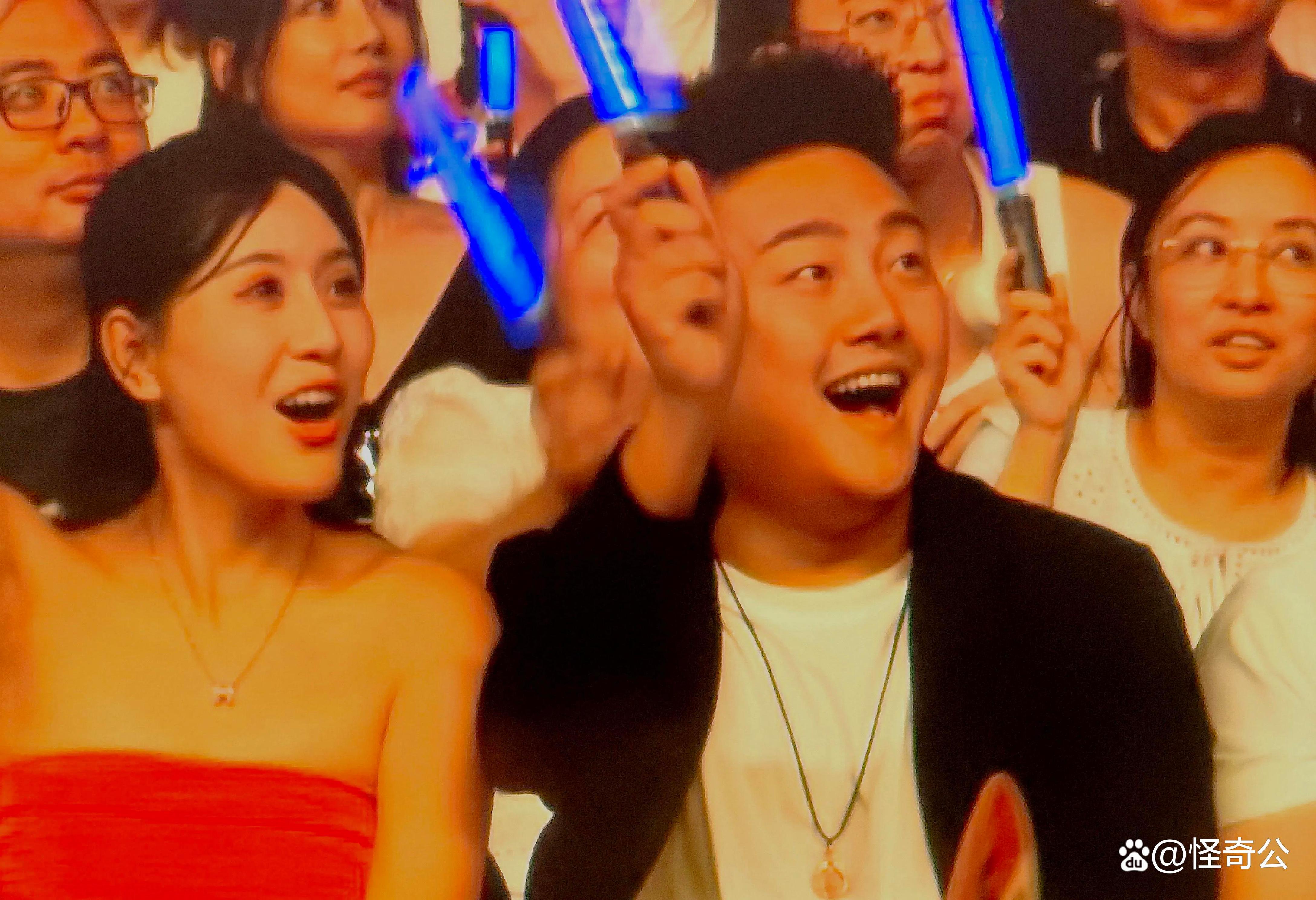 观众热情助威，现场气氛热烈